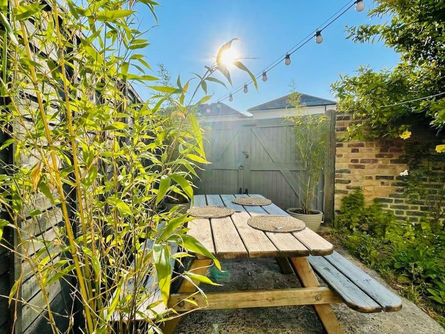 Northdene Cottage - Cosy Old Fisherman'S Cottage Two Mins From Sea - Free Parking - Wood Burning Stove - Roll Top Bath - Dog Friendly Дил Экстерьер фото